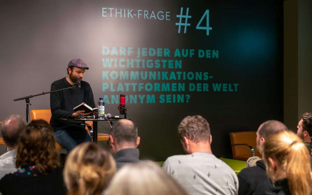 Marc-Uwe Kling liest aus QualityLand auf der Party like it's 1984 der Gesellschaft für digitale Ethik.
